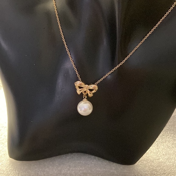 NWOT - Goldtone Sliding Bow Charm Pearl Necklace and Earrings Set - Picture 4 of 11